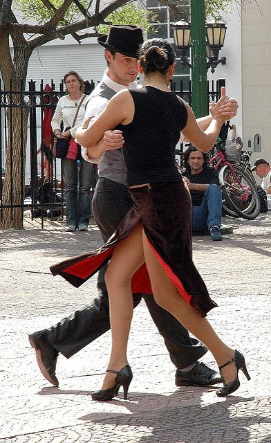 Tango dancers performing in San Telmo plaza